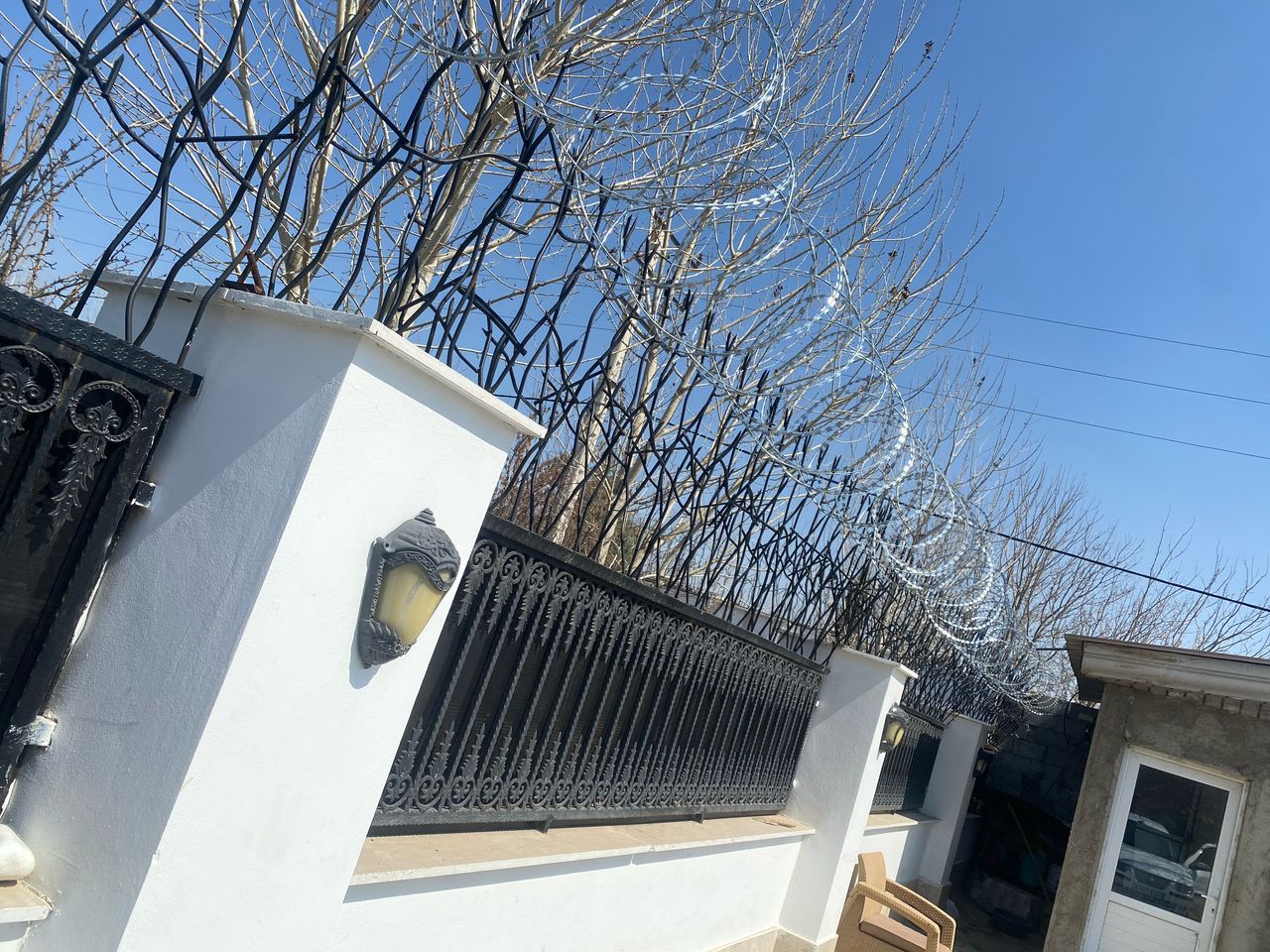 نصب سیمخاردار حلقوی روی شاخ گوزنی 